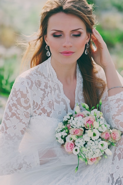 Incrível mulher jovem feliz no vestido de casamento