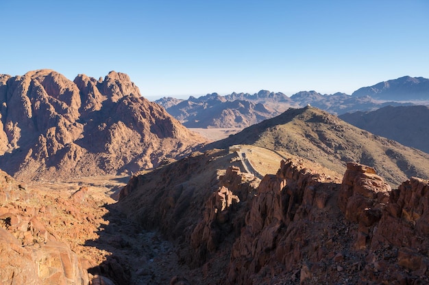 Incrível nascer do sol na montanha do Sinai, belo amanhecer no Egito, bela vista da montanha