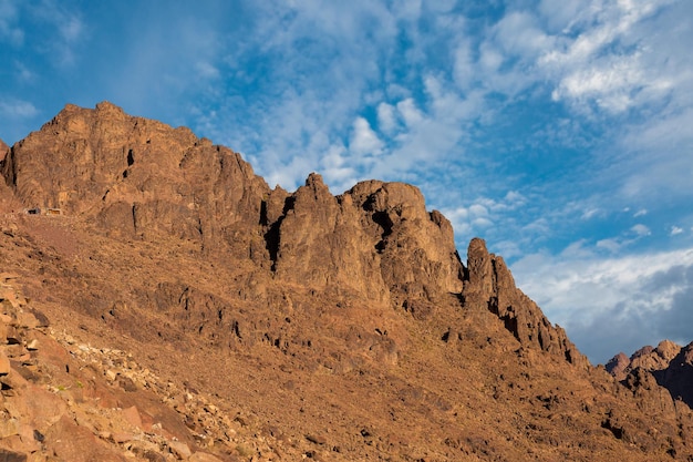 Incrível nascer do sol na montanha do Sinai, belo amanhecer no Egito, bela vista da montanha