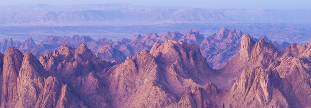 Incrível nascer do sol na montanha Sinai, belo amanhecer no Egito, bela vista da montanha