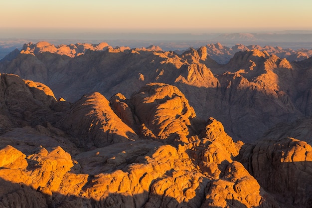 Incrível nascer do sol na montanha Sinai, belo amanhecer no Egito, bela vista da montanha