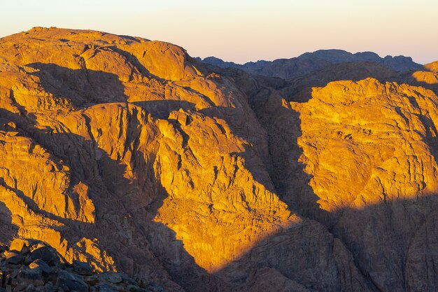 Foto incrível nascer do sol na montanha sinai, belo amanhecer no egito, bela vista da montanha