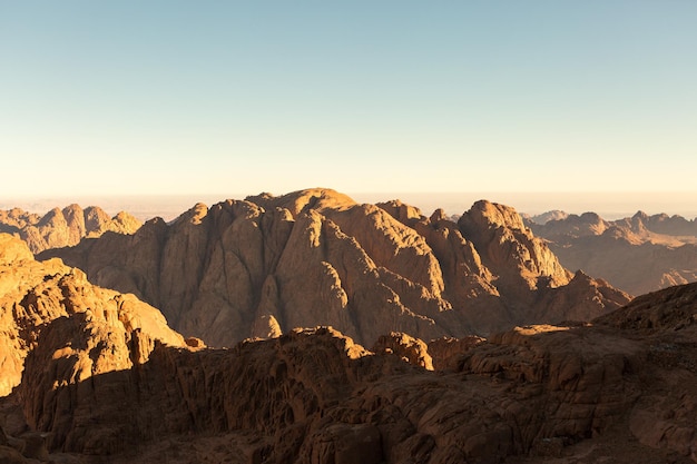 Incrível nascer do sol na montanha Sinai, belo amanhecer no Egito, bela vista da montanha