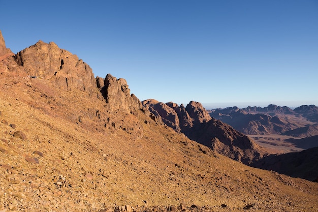 Incrível nascer do sol na montanha Sinai, belo amanhecer no Egito, bela vista da montanha