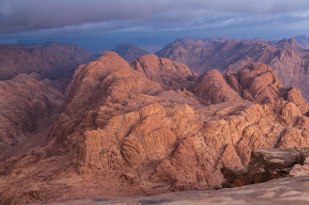 Incrível nascer do sol na montanha Sinai, belo amanhecer no Egito, vista matinal do topo do Monte M