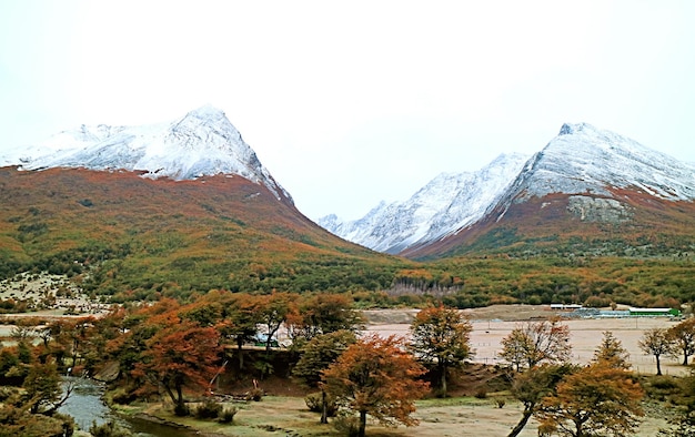 Incrível paisagem de outono com montanhas cobertas de neve em Tierra del Fuego Patagônia Argentina