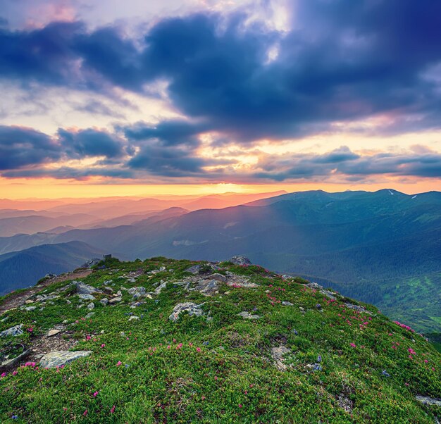 Incrível paisagem montanhosa com pôr do sol colorido e vívido no céu nublado fundo natural de viagem ao ar livre Mundo da beleza