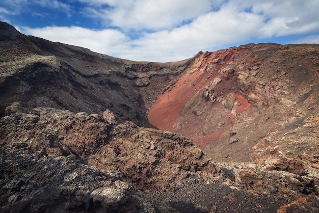 Incrível paisagem vulcânica. Cratera vulcânica no parque nacional de Timanfaya, Lanzarote.