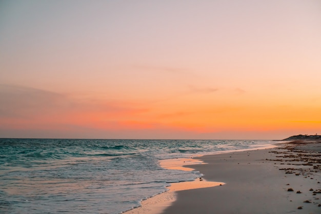 Incrível por do sol lindo em uma praia do Caribe exótica