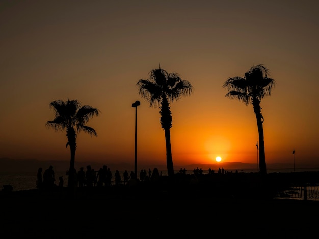 Incrível pôr do sol na praia no verão