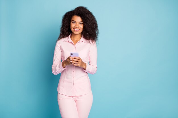 incrível senhora segurando o telefone e sorrindo, copie o espaço