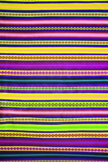 Incrível tecido tradicional peruano em tiras horizontais em tons de roxo e cobalto