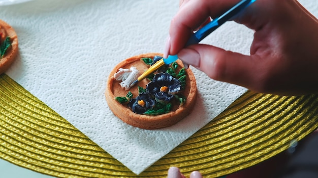 Incrível técnica de decoração de cookies com escova de comida especial e mulher de cores pintando birra maravilhosa.