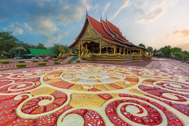 Incrível templo Sirindhorn Wararam Phuproud na província de Ubon Ratchathani na hora do crepúsculo, Tailândia.