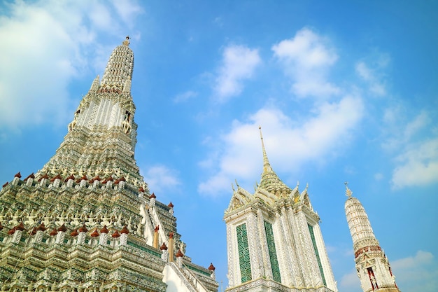 Incrível Torre Sagrada do Templo do Amanhecer, um templo budista simbólico em Bangkok, Tailândia