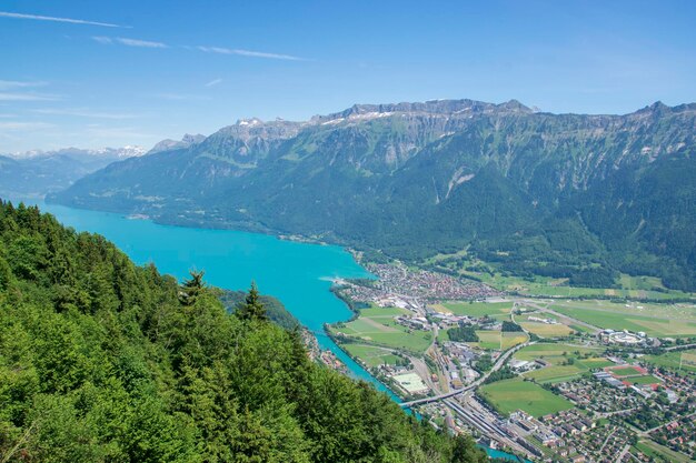 Incrível vista aérea da cidade e da natureza do topo da vista do lago Interlaken Harder Kulm Brienz