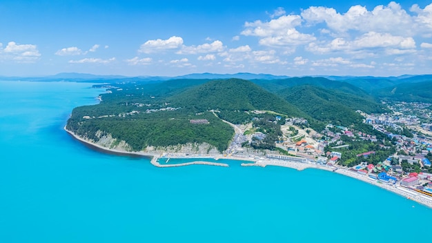 Foto incrível vista aérea da cor turquesa da costa do mar negro da paisagem de verão do mar com montanhas gr