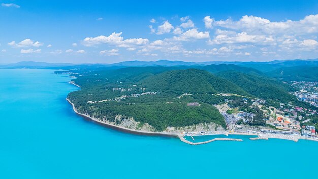 Foto incrível vista aérea da cor turquesa da costa do mar negro da paisagem de verão do mar com montanhas gr