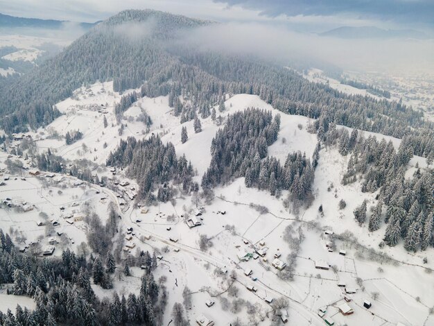 Incrível vista aérea da cordilheira e prados do campo na primavera.