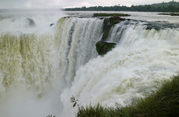 Incrível vista da área da Garganta do Diabo das Cataratas do Iguaçu no lado argentino, Argentina