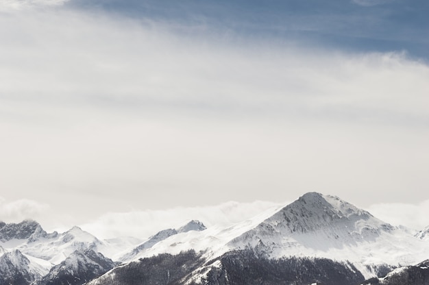 Incrível vista do pico de Rueda, com neve e o vale de Lindes. Astúrias, Espanha, Europa