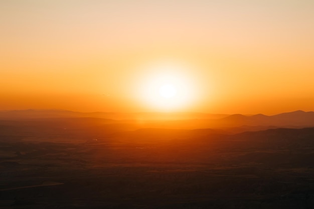 Incrível vista do pôr do sol no vale Capadócia Turquia Montanhas e formações rochosas na Capadócia