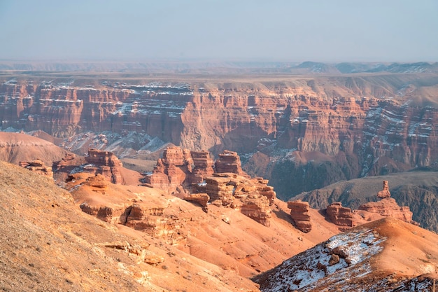 Incrível vista panorâmica do inverno charyn canyon no parque nacional charyn cazaquistão