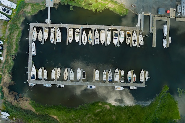 Incrível vista panorâmica do pequeno porto para muitos barcos flutuando perto do oceano nos EUA