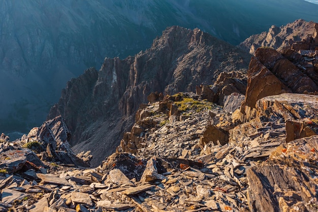 Incrível vista para a montanha do penhasco em altitude muito alta Paisagem cênica com belas rochas afiadas perto do precipício e couloirs à luz do sol Belas paisagens montanhosas na beira do abismo com pedras afiadas