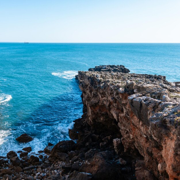 Incrível vista para o mar com montanhas de ondas e céu azul limpo Lindas férias de verão em Portugal por mar