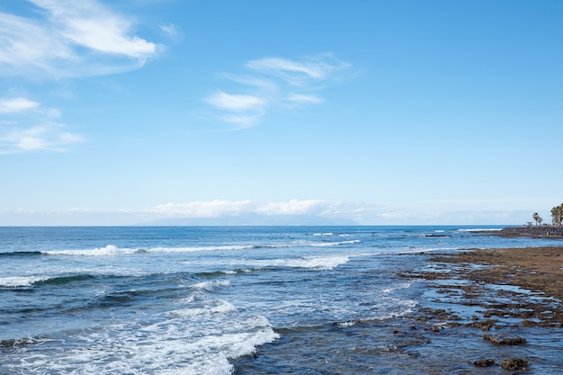 Incrível vista para o oceano em um dia ensolarado de verão. Ilhas Canárias.