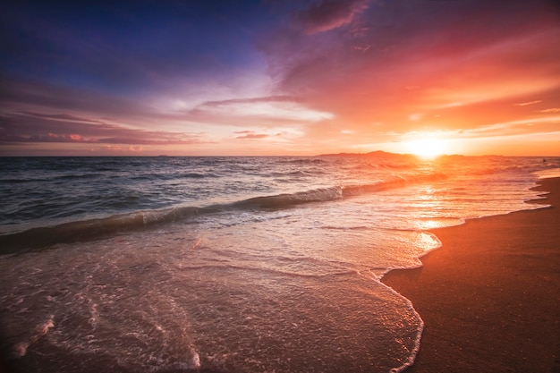 Incrivelmente belo pôr do sol na praia na Tailândia