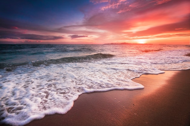 Incrivelmente belo pôr do sol na praia na Tailândia