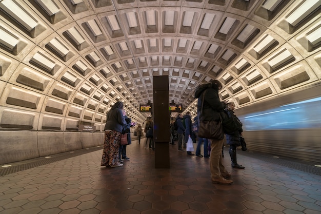 Indefinido passageiro esperando por trem elevado acima dos trilhos de trem no metrô de washington dc