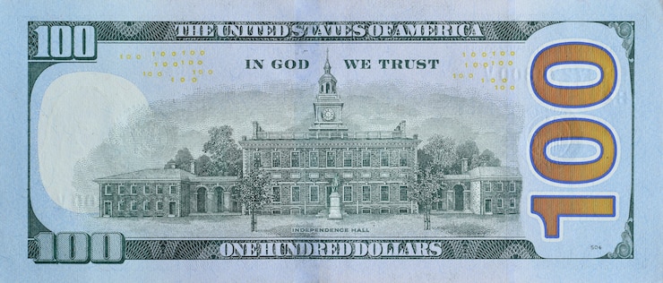 Foto independence hall en 100 dólares de billetes de banco parte posterior primer plano macro fragmento. estados unidos billete de cien dólares
