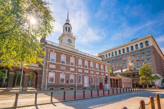 Independence Hall en Filadelfia, Pensilvania, EE.UU. con el cielo azul