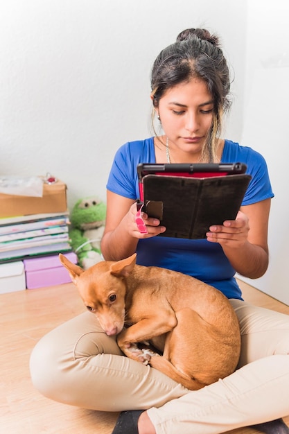 Independência da jovem estudante boliviana latina mudando de apartamento para universidade com animal de estimação