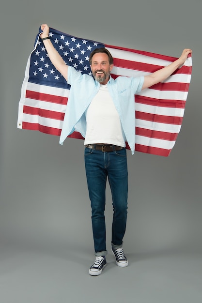 Foto independencia nacional. hombre feliz celebra el día de la independencia. ciudadano feliz mantenga la bandera americana. día de la independencia. 4 de julio. feriado federal. declaración de la independencia. día nacional de estados unidos.