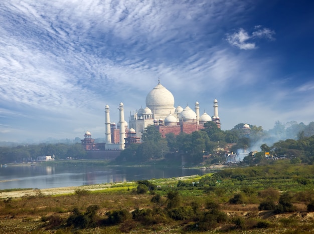 Índia. agra. uma vista do taj mahal de uma parede do forte vermelho.