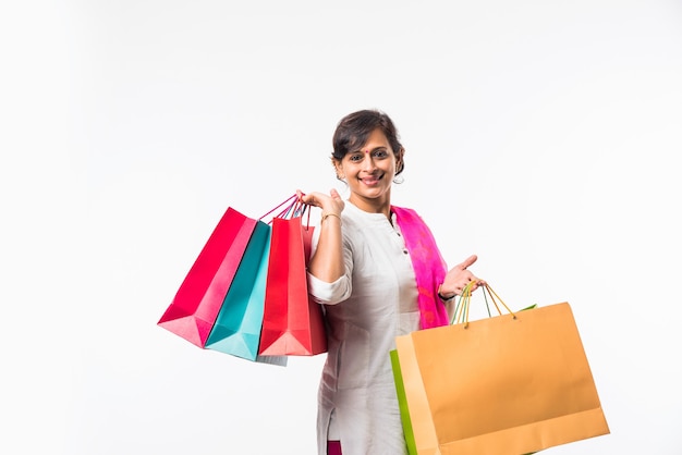 India dama de mediana edad o mujeres con bolsa de compras, que se encuentran aisladas sobre fondo blanco.