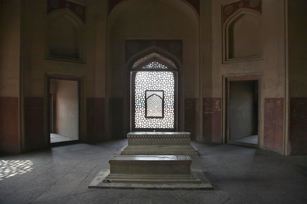 La India, Delhi, la tumba de Humayun, construida por Hamida Banu comenzó en 1565-72 AD el primer ejemplo de influencia persa en la arquitectura india