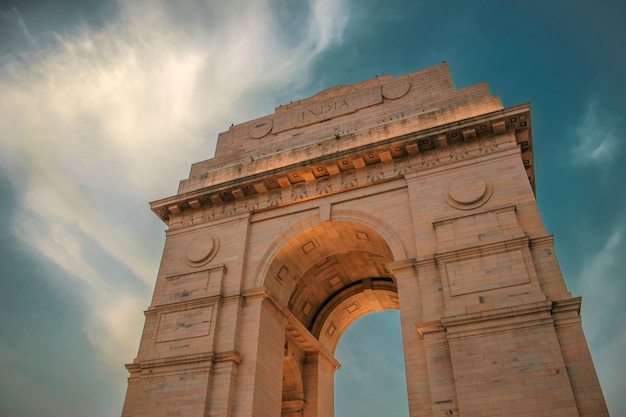 India Gate mit Wolken im blauen Himmel