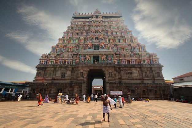 India Kanchipuram Peregrinos caminan cerca de la puerta principal del templo