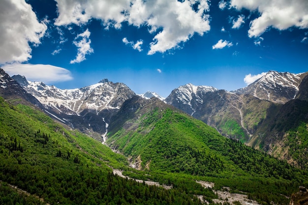 India.Mountains und Wolken.