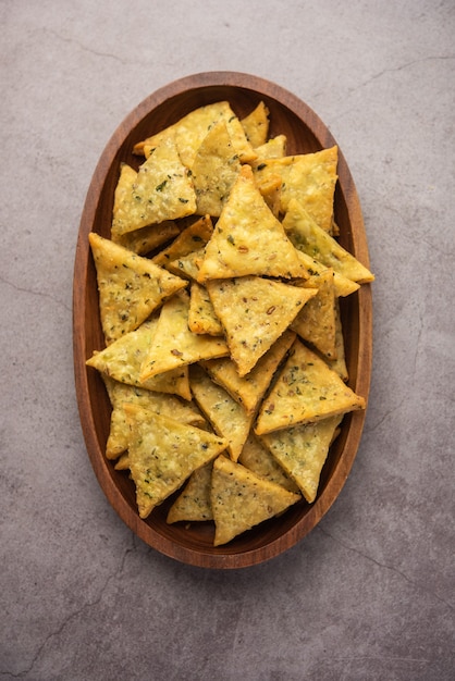 India Namkeen palak o Methi Mathri Forma de triángulo o Tikona - Fenogreco salado o hojas de espinaca mezcladas Galletas