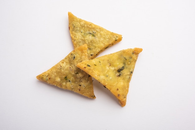 India Namkeen palak o Methi Mathri Forma de triángulo o Tikona - Fenogreco salado o hojas de espinaca mezcladas Galletas