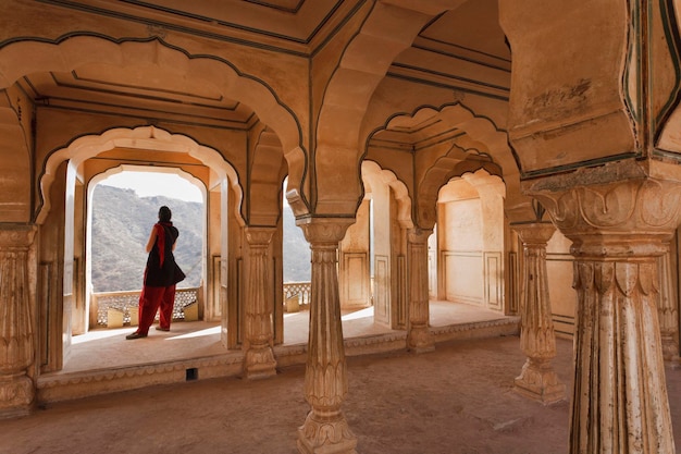 La India, Rajasthan, Jaipur, el Fuerte Amber, pilares decorados en una de las habitaciones