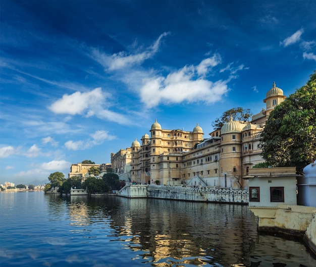 India romántico fondo de turismo de lujo Udaipur Palacio de la ciudad Lago Pichola Udaipur Rajasthan India