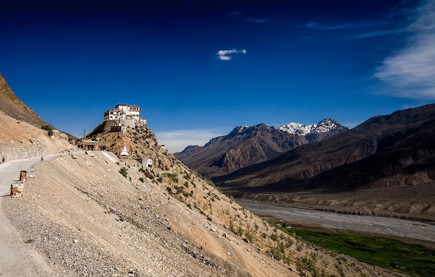 Índia, um mosteiro nas montanhas de himachal pradesh