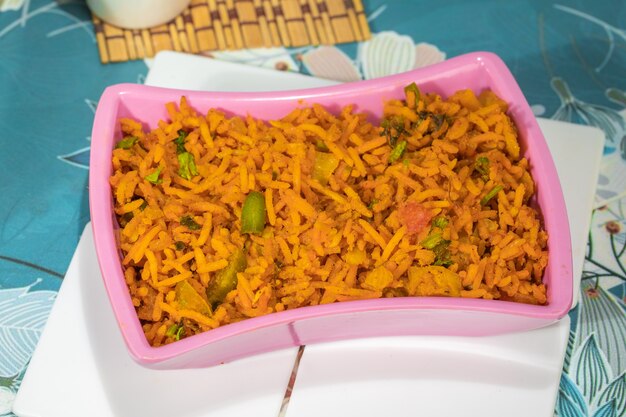Indian Cuisine Pulao también conocido como Pulav, Vegetariano Biryani, Veg Pulav, Vegetable Pulav, Biriyani o Vegetable Rice es un plato de arroz picante preparado cocinando arroz con varias verduras y especias.